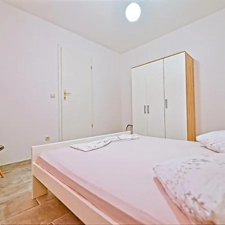One Bedroom Fanica * Postira